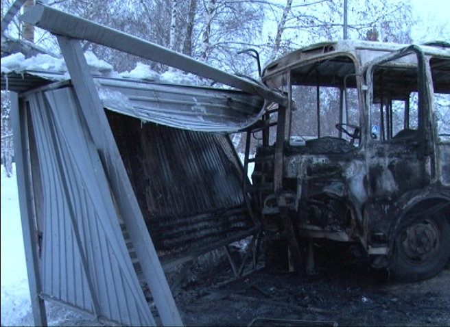 В Кемерово на улице Двужильного произошло столкновение Тойоты и автобуса ПАЗ