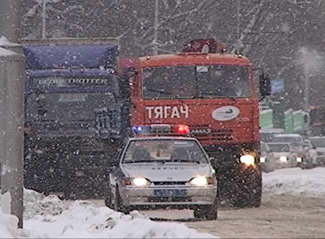 5 ноября сотрудникам кемеровской ГИБДД пришлось оказывать помощь водителям большегрузного транспорта