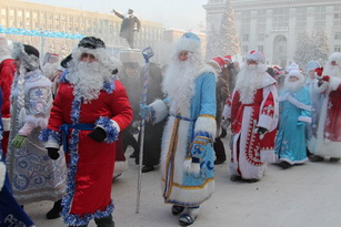 Холод не помешал устроить в Кемерово флеш-моб с участием Дедов Морозов