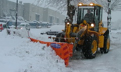 За ночь с кемеровских дорог вывезли более 2,7 тыс. кубометров снега
