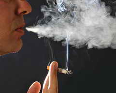 В Кузбассе проверили соблюдение горожанами запрета на курение в общественных местах