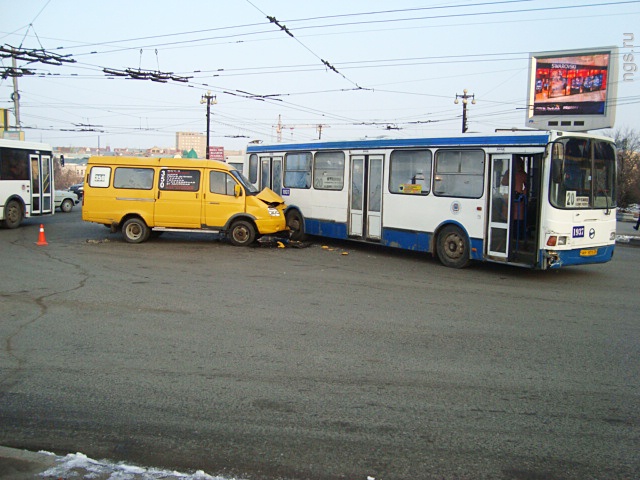 В Кемерово на мосту столкнулись автобус и маршрутка, есть пострадавшие