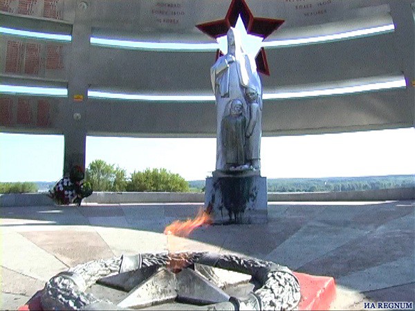 Вандалы снова пытались осквернить мемориал Победы в Юрге 