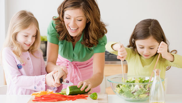 Десять причин научить ребенка готовить