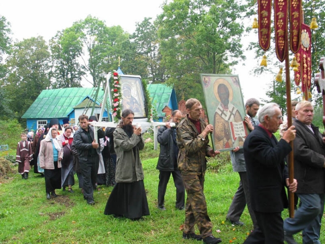 Кузбассовцы совершили крестный ход-езд к месту расстрела в Шорлаге