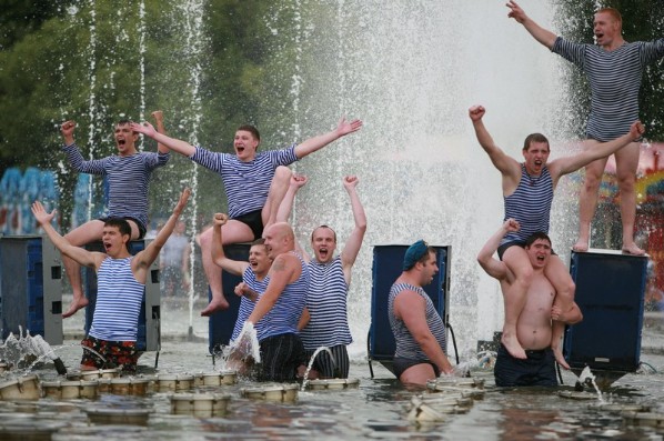 Полиция Кузбасса просит десантников воздержаться от купания в фонтанах