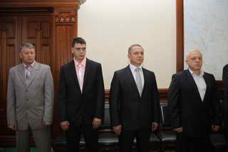 Губернатор А.Г.Тулеев вручил областные награды кузбассовцам, которые задержали преступников в Кемерово и Новокузнецке