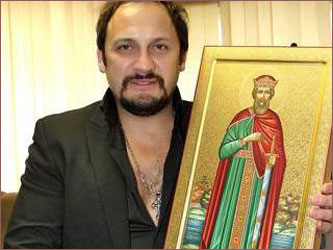 В Кемерово  Стас Михайлов помолился в храме и подарил настоятелю свой диск