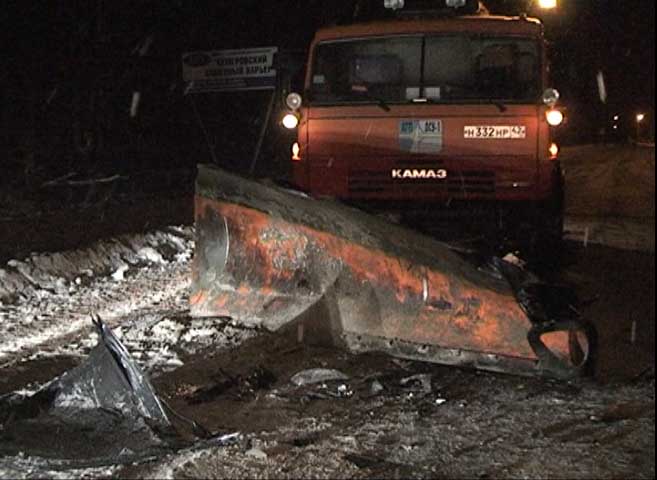 В Кемерово произошло столкновение легкового автомобиля и снегоуборочной машины