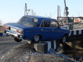 В Гурьевске женщина совершила наезд на дорожное ограждение.