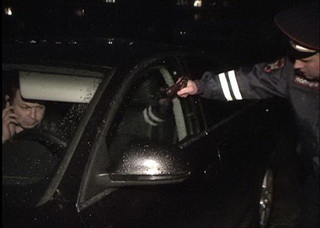 В Кемерово задержали пьяного водителя, закрывшегося в автомобиле.