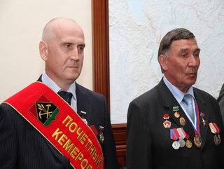 Два кузбасских металлурга получили высокие областные награды