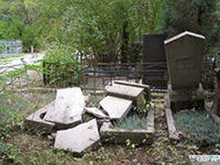 Школьники разгромили 73 могилы на кемеровском кладбище