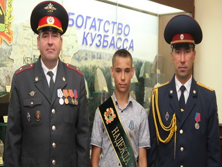 Губернатор А.Г.Тулеев наградил трех кузбассовцев за спасение утопающей