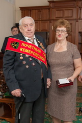 А.Г.Тулеев поздравил ветерана ВОВ М.Г.Лазарева с присвоением звания «Почетный гражданин Кемеровской области»
