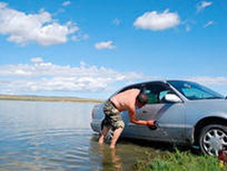 За мытье своих машин на берегу водоемов оштрафованы пятеро кемеровчан