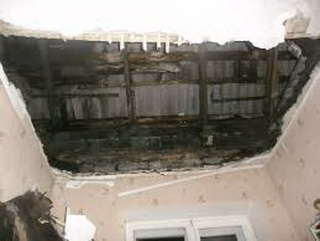 В одном из домов в Кузбассе обрушился потолок, есть пострадавшая