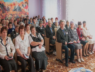 А.Г.Тулеев посетил Кемеровский Дом ветеранов, где поздравил его жителей с Днем старшего поколения