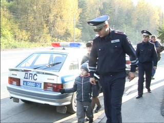 В Кузбассе сотрудники ГИБДД помогли потерявшемуся ребенку