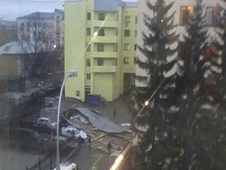 В результате порыва ветра сорвана часть кровли Главного управления МВД Кузбасса