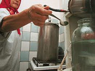 В Кузбассе трое мужчин ограбили торговку самогоном в отместку за плохое качество ее товара