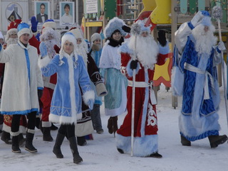 В Кузбассе Деды Морозы провели для горожан утреннюю зарядку