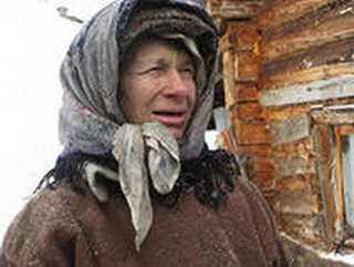 На заимку к отшельнице Агафье Лыковой доставлены студенты, которые помогут ей заготовить дрова на зиму