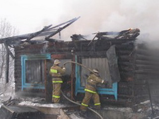 В Кемерово полицейские спасли семью из горящего дома