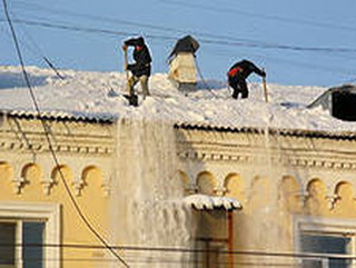 Госжилинспекция Кузбасса усилила контроль за очисткой крыш многоквартирных домов от снега и наледи 