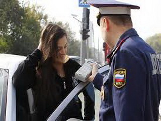 В Кемерово автомобилистка устроила скандал при задержании