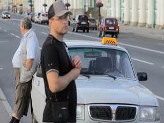 В Кемерово полицейские отправили на специальную стоянку автомобили двух таксистов-нелегалов 