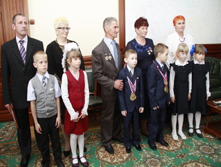 А.Г.Тулеев поздравил победителей областного конкурса «Лучшая приемная семья»