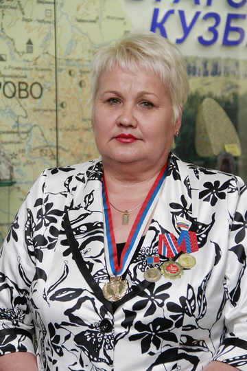 Губернатор А.Г.Тулеев вручил орден «Доблесть Кузбасса» Наталье Юндиной