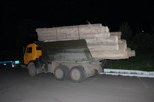 В городе Березовский сотрудники Госавтоинспекции задержали автомобиль с лесом