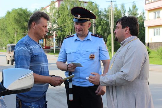 В Гурьевске в рейд с сотрудниками ГИБДД вышел священник