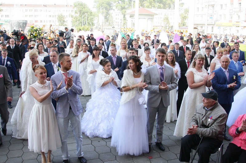 110 молодых новокузнецких пар, вступивших в брак накануне Дня шахтера