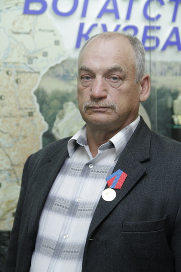 Губернатор А.Г.Тулеев вручил награду представителю династии известных конезаводчиков Варсобиных