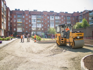 Аман Тулеев осмотрел ход работ по капремонту двора в Кемерово 
