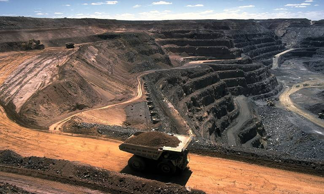 Губернатор Аман Тулеев: «За 15 лет инвестиции в угольную промышленность Кузбасса достигли рекордного объема и составили 600 млрд рублей»