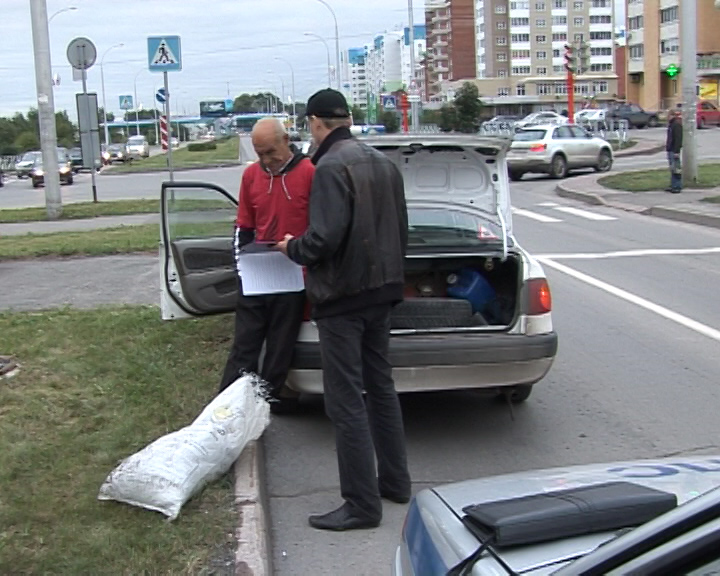 Сотрудники кемеровской Госавтоинспекции изъяли у водителя целый мешок конопли