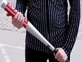 В Кемеровской области полицейские задержали местного жителя, который избил свою знакомую бейсбольной битой