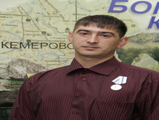 Аман Тулеев наградил переселенца из Донбасса за спасение кузбасского грибника