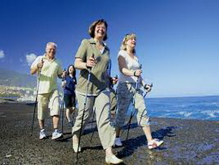 В Кузбассе пенсионеры массово осваивают скандинавскую ходьбу 