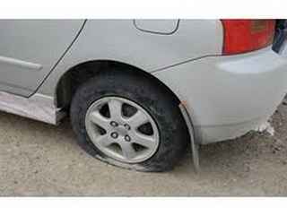 В Кузбассе злоумышленник испортили шины на 16 автомобилях