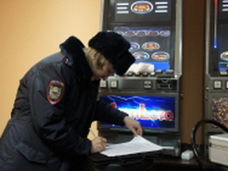 В Новокузнецке Кемеровской области задержали 32 «одноруких бандита»