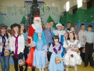 В Кемеровской области «Полицейский Дед Мороз» посетил детские дома
