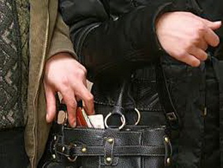 В Кузбассе полицейские задержали вора-карманника 