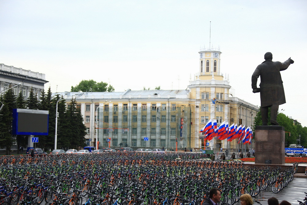 В канун Дня защиты детей Аман Тулеев вручил 1 тыс. велосипедов лучшим школьникам Кузбасса