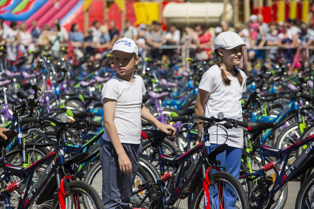 Тысяча кузбасских школьников получили велосипеды за успехи в учебе, спорте и творчестве