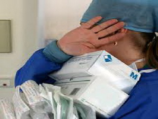 В Кемеровской области санитарка больницы обокрала пациентку